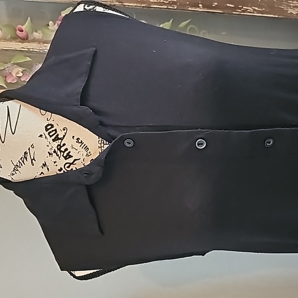 KIRRA TOP W/ SHEER BACK AND KEYHOLE DESIGN. SOLID FRONT. GREAT CONDITION! SIZE M - Picture 3 of 6